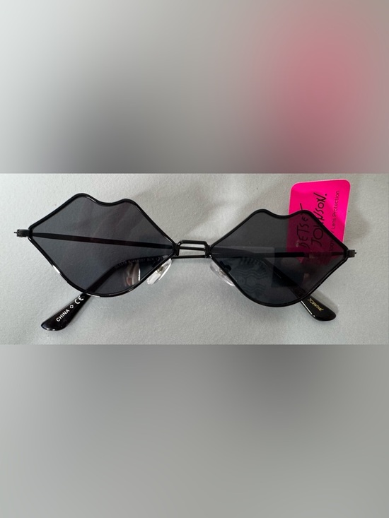 Betsey Johnson Accessories - Betsey Johnson Black Kiss-Shaped lip Sunglasses blacked out retro funky unique